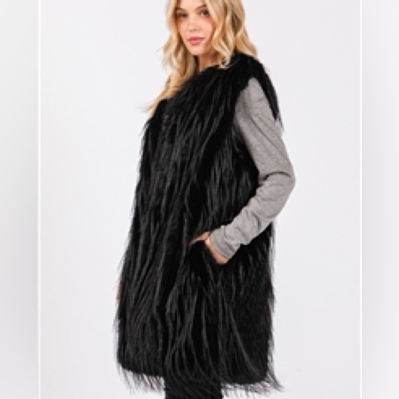 Luxe Oversized Black Shag Vest With Pockets New Onesize fits all available now - Picture 3 of 6